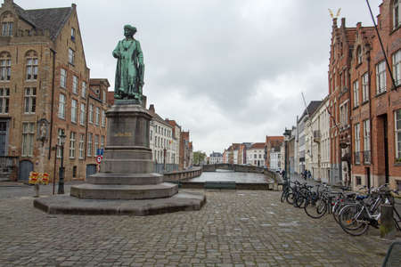 BRUGGE, BELGIUM - JULY 4, 2017 : Medieval scenery with Yan Van Eyck square and statue. Bruggeのeditorial素材