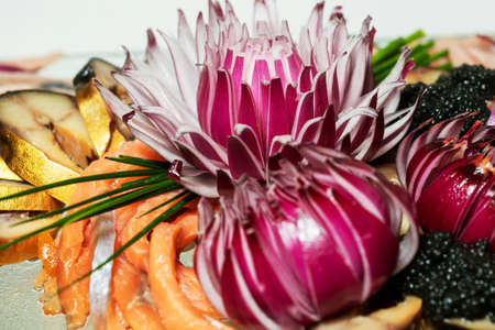 beautifully chopped blue flower-shaped onion on a trayの写真素材