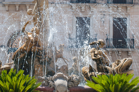 View of the fountain of Diana in Syracuseのeditorial素材