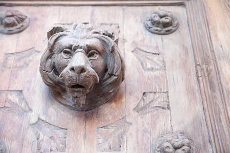 Wooden head of a lion as an element in the front door of a palace in Ortigia Syracuseの写真素材