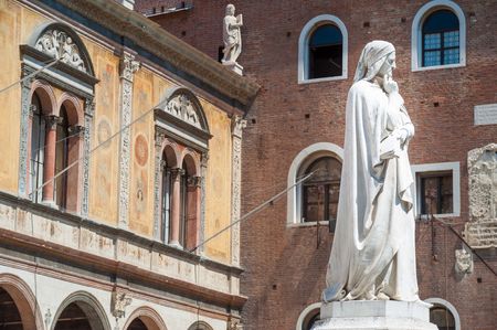 The statue of the famous italian poet Dante Alighieri in Lords Square, Veronaのeditorial素材