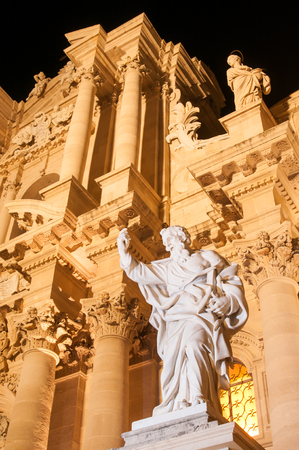 The statue of St. Paul outside the baroque Cathedral of Siracusa, Sicilyの写真素材