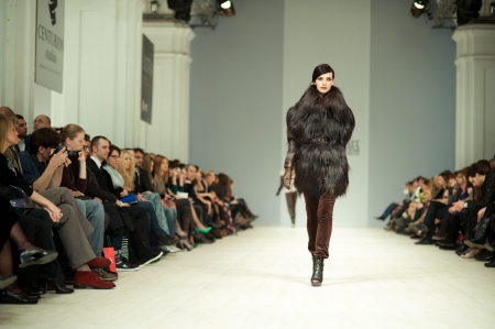 KIEV, UKRAINE - MARCH 14: Fashion model wears clothes created by のeditorial素材