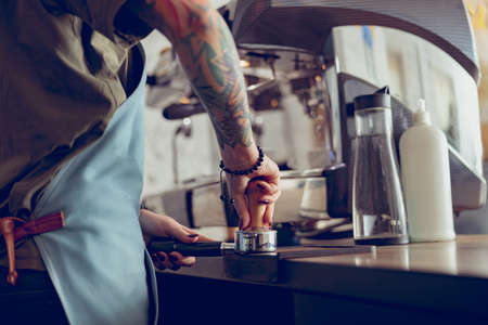 Female barista hands preparing coffee in cafeteriaの写真素材