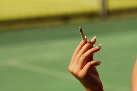 Cigarette in a beautiful woman handの写真素材