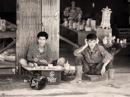 LAO CHAI, VIETMAN - SEP 12, 2014: Unidentified Black Hmong men in Lao Chai, Vietnam. Hmong is a ethnic minority group in Vietnamのeditorial素材