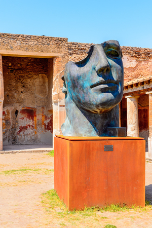 Statue of face in Pompeii, an ancient Roman town destroyed by the volcano Vesuvius.のeditorial素材