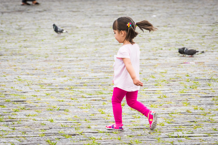 QUITO, ECUADOR - JAN 2, 2015: Unidentified Ecuadorian girls runs in the street. 71,9% of Ecuadorian people belong to the Mestizo ethnic groupのeditorial素材