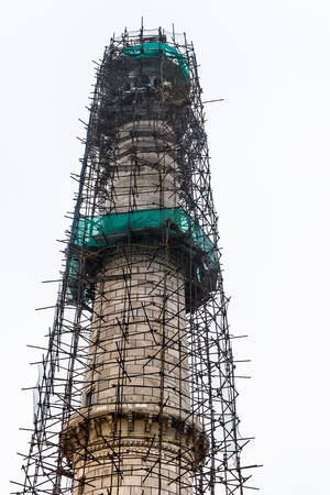 Minaret at the Taj Mahal (Crown of Palaces), an ivory-white marble mausoleum on the south bank of the Yamuna river in Agra.のeditorial素材