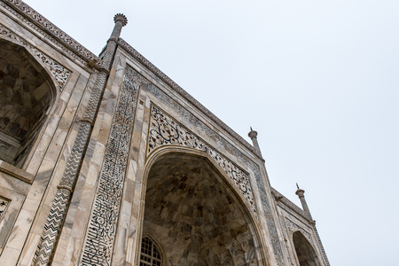 Close view of Taj Mahal (Crown of Palaces), an ivory-white marble mausoleum on the south bank of the Yamuna river in Agra.のeditorial素材