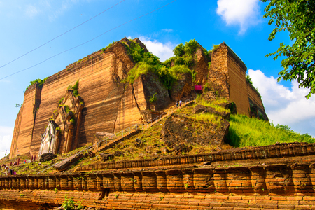 Mingun Pahtodawgyi site, is an incomplete monument stupa, begun by King Bodawpaya in 1790のeditorial素材