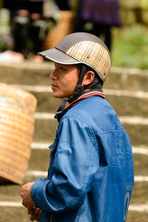 SAPA, VIETNAM - SEP 20, 2014: Unidentified Vietnamese man carries a wooden material. Most of people of Vietnam belong to the Kinh (Viet) ethnic grop - 85.7%のeditorial素材