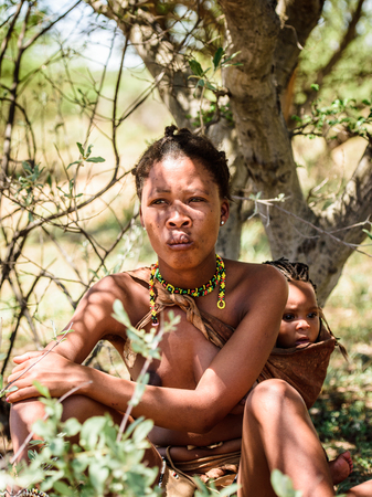 EAST OF WINDHOEK, NAMIBIA - JAN 3, 2016: Unidentified bushman woman. Bushman people are members of various indigenous hunter-gatherer people of Southern Africaのeditorial素材