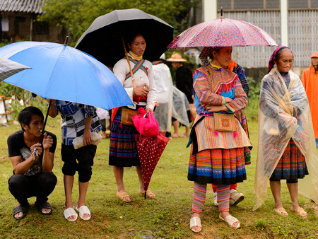 BAC HA, VIETNAM - SEP 21, 2014: Unidentified people  at the Bac Ha Market, a large Sunday market with people wearing beautiful colored minoritiesâ costumesのeditorial素材