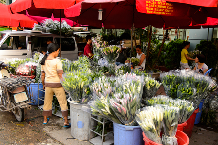 HANOI, VIETNAM - SEP 23. 2014: Unidentified Vietnamese people work at the flower market in Hanoi, Vietnam. Flower market in Hanoi is one of the largest flower markets in Vietnamのeditorial素材
