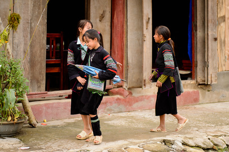 TA PHIN, LAO CAI, VIETNAM - SEP 21, 2014:  Unidentified Red Dao children in the Ta Phin village. Red Dao is one of the minority ethnic groups in Vietnamのeditorial素材