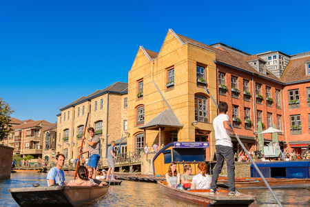 CAMBRIDGE, ENGLAND - JULY 19, 2016: Unidentified people in a boat over the river Cam, Cambridge, England. The original name was the Granta riverのeditorial素材