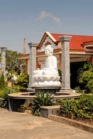 NGU HANH SON VILLAGE, DANANG, VIETNAM - SEP 23, 2014: Handmade stone statue for sell for tourists. Village is near a precious stone mine these statue made ofのeditorial素材