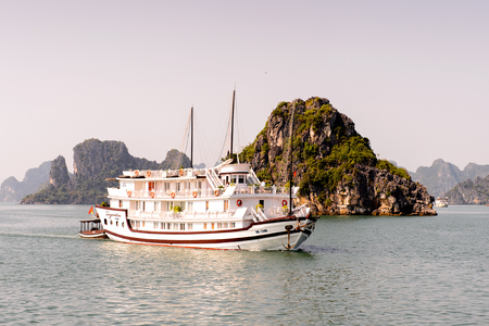 HA LONG BAY, VIETNAM - SEP 23, 2014: TOuristic junk navigating in the Halong bay, Vietnam. UNESCO World Heritageのeditorial素材