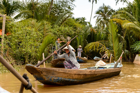 SONG NUOC MIEN TAY, VIETNAM - OCT 5, 2014: Unidentified Vietnamese woman sails a boat over the Mekong river. Mekong is the 12th longest river in the worldのeditorial素材