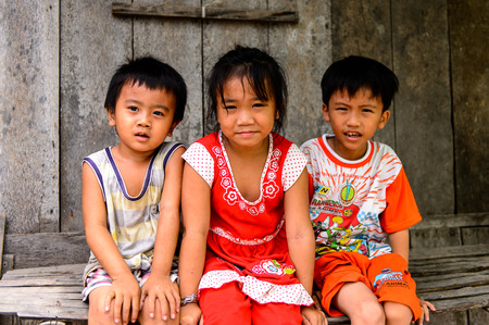 AP VAN HOA QUOI HOA TAY, VIETMAN - OCT 5, 2014: Unidentified Vietnamese children, brothers and sister near the house in Vietnam. 86% of Vietnamese people belong to the Viet ethnic groupのeditorial素材