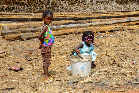 BUBAQUE, GUINEA BISSAU - MAY 5, 2017: Unidentified local little children play on the ground in a village of the Bubaque island. People in G.-Bissau still suffer of povertyのeditorial素材