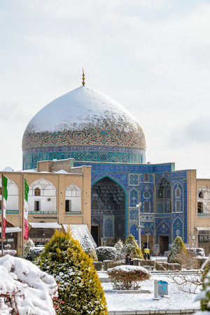 ISFAHAN, IRAN - JAN 7, 2014: Sheikh Lutfollah Mosque is one of the architectural masterpieces of Safavid Iranian architecture, standing on the eastern side of Naghsh-i Jahan Square, Isfahan, Iran.のeditorial素材