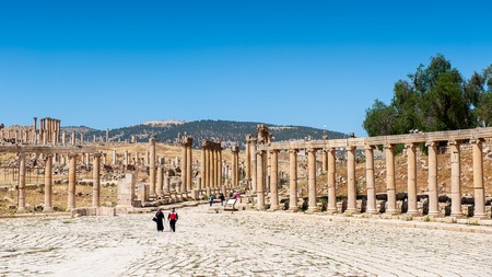 JERASH, JORDAN - MAY 2, 2014: Colonnade on the Roman Oval Forum, Ancient Roman city of Gerasa of Antiquity , modern Jerash. Gerasa was found in 2000 BCのeditorial素材