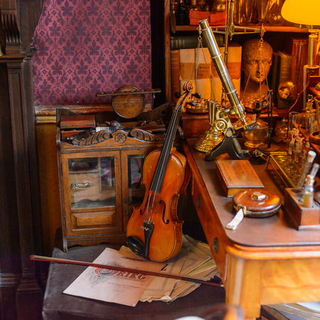 LONDON, ENGLAND - JUL 22, 2016: Violin in the Sherlock Holmes Museum, 221 Baker Street, London. Sherlock Holmes  is a fictional private detective created by Sir Arthur Conan Doyleのeditorial素材