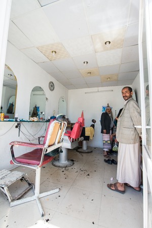 SANA'A, YEMEN - JAN 11, 2014: Unidentified Yemeni hair dresser in a salon. People of Yemen suffer of poverty due to the unstable political and poor economical situationのeditorial素材