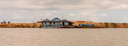 LAKE TONLE SAP, COMBODIA - SEP 28, 2014: Houses on the Tonle Sap. Lake Tonle Sap is the largest freshwater lake in Southeast Asia, a UNESCO biosphere since 1997のeditorial素材