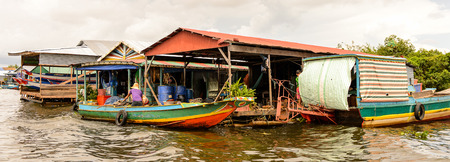 LAKE TONLE SAP, COMBODIA - SEP 28, 2014: Houses of a Floating village Chong Knies on the Tonle Sap. Lake Tonle Sap is the largest freshwater lake in Southeast Asia, a UNESCO biosphere since 1997のeditorial素材