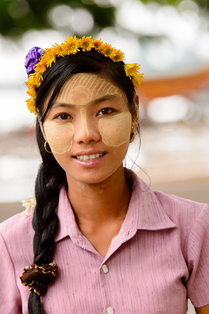 INWA, MYANMAR - AUG 25, 2016: Unidentified Burmese girl smiles for the camera. 68 per cent of  Myanma people belong to Bamar ethnic groupのeditorial素材