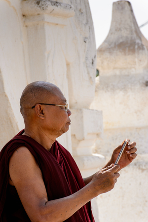MINGUN, MYANMAR - AUG 26, 2016: Unidentified Burmese Buddhist monk. 68 per cent of  Myanma people belong to Bamar ethnic groupのeditorial素材