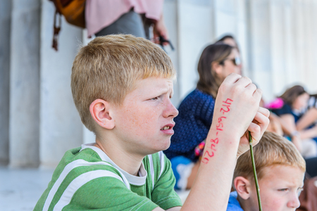 WASHINGTON DC, USA - SEP 24, 2015: Unidentified boy at the Lincoln memorial, Washington DC, USA. It's an American national monument built to honor President Abraham Lincolnのeditorial素材