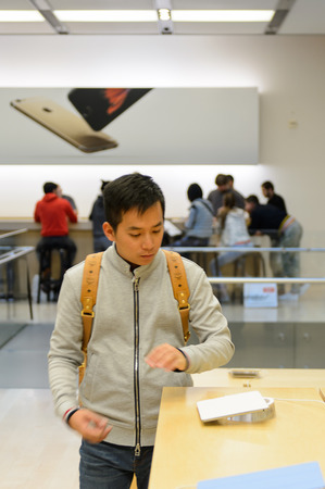 SAN FRANCISCO, USA - OCT 5, 2015: Unidentified people in Apple store in San Francisco. Apple Inc. is an American multinational technology company in Cupertino, Californiaのeditorial素材