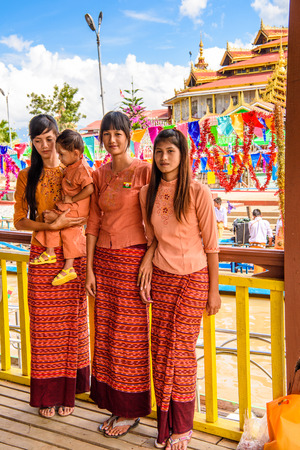 INLE LAKE, MYANMAR - AUG 30, 2016: Unidentified Burmese people on a pier of Inle Lake. 68 per cent of Myanma people belong to Bamar ethnic groupのeditorial素材