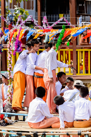 INLE LAKE, MYANMAR - AUG 30, 2016: Unidentified Burmese people on a pier of the Inle Lake. 68 per cent of Myanma people belong to Bamar ethnic groupのeditorial素材