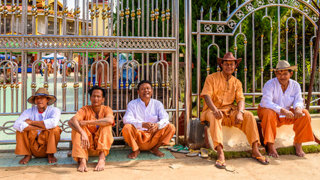 INLE LAKE, MYANMAR - AUG 30, 2016: Unidentified Burmese people on a pier of Inle Lake. 68 per cent of Myanma people belong to Bamar ethnic groupのeditorial素材
