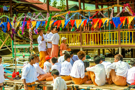 INLE LAKE, MYANMAR - AUG 30, 2016: Unidentified Burmese people on a pier of Inle Lake. 68 per cent of Myanma people belong to Bamar ethnic groupのeditorial素材