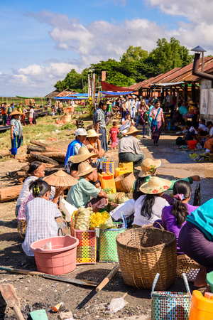 INLE LAKE, MYANMAR - AUG 30, 2016: Unidentified Burmese people work at the market place, the Inle Sap,a freshwater lake  in the Nyaungshwe Township of Taunggyi District of Shan State, Myanmarのeditorial素材