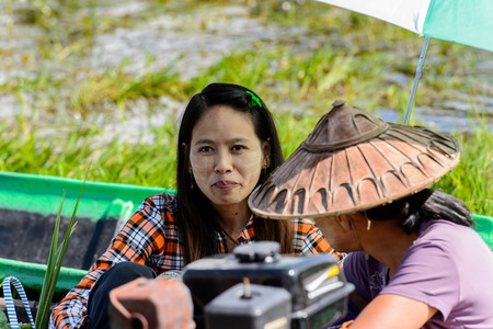 INLE LAKE, MYANMAR - AUG 30, 2016: Unidentified Burmese woman in a wooden boat. 68 per cent of Myanma people belong to Bamar ethnic groupのeditorial素材