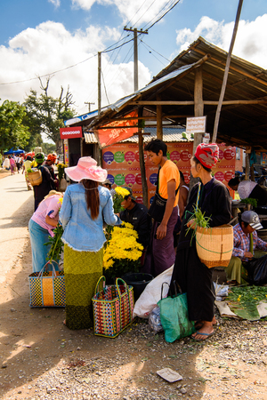 INLE LAKE, MYANMAR - AUG 30, 2016: Unidentified Burmese people work at the market place, the Inle Sap,a freshwater lake  in the Nyaungshwe Township of Taunggyi District of Shan State, Myanmarのeditorial素材