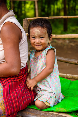 INLE LAKE, MYANMAR - AUG 30, 2016: Unidentified Burmese little girl with her mother. 68 per cent of Myanma people belong to Bamar ethnic groupのeditorial素材