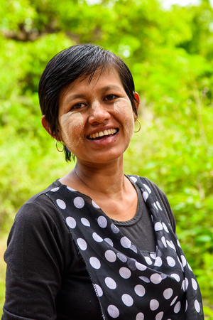INLE LAKE, MYANMAR - AUG 30, 2016: Unidentified Burmese woman with painted face. 68 per cent of Myanma people belong to Bamar ethnic groupのeditorial素材
