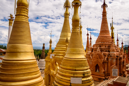 INDEIN VILLAGE, MYANMAR - AUG 31, 2016: Shwe Indein Pagoda, a group of Buddhist pagodas near Ywama and Inlay Lake in Shan State, Burmaのeditorial素材