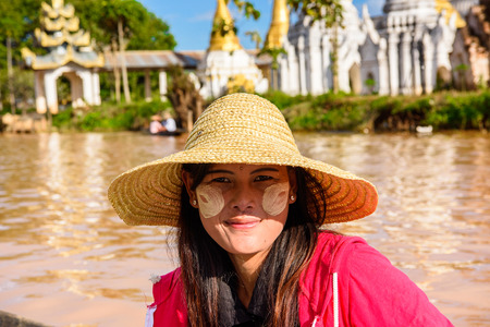 INLE LAKE, MYANMAR - AUG 30, 2016: Unidentified Burmese woman in traditional hat, Inle lake. 68 per cent of Myanma people belong to Bamar ethnic groupのeditorial素材
