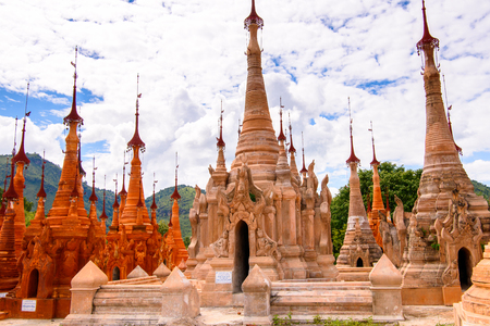 INDEIN VILLAGE, MYANMAR - AUG 31, 2016: Shwe Indein Pagoda, a group of Buddhist pagodas near Ywama and Inlay Lake in Shan State, Burmaのeditorial素材