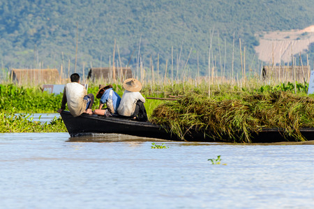 INLE LAKE, MYANMAR - AUG 30, 2016: Unidentified Burmese people sail over the Inle Sap,a freshwater lake located in the Nyaungshwe Township of Taunggyi District of Shan State, Myanmarのeditorial素材