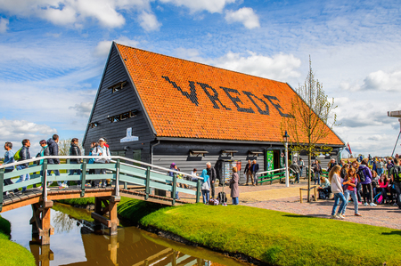 ZAANSE SCHANS, NETHERLANDS - MAY 2, 2015: House in Zaanse Schans, Northe Holland, Netherlands. This village is a popular touristic destination in Netherlandsのeditorial素材